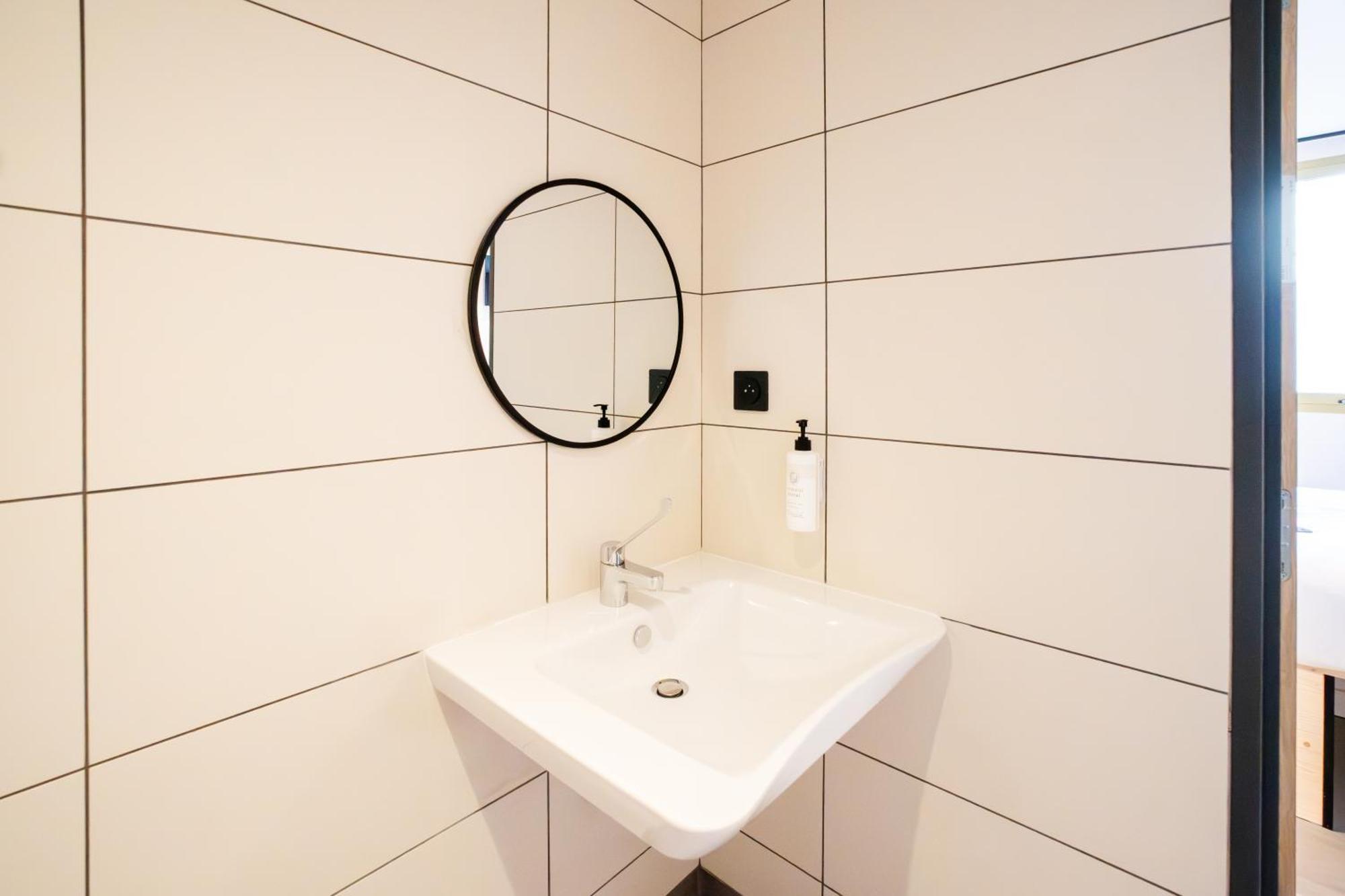 Easyhotel Marseille Euromed Exteriör bild